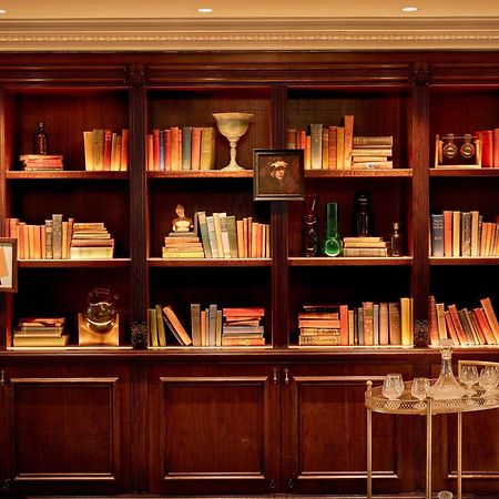 100 Queen'S Gate Hotel London, Curio Collection By Hilton Interieur foto Library at the St. Regis