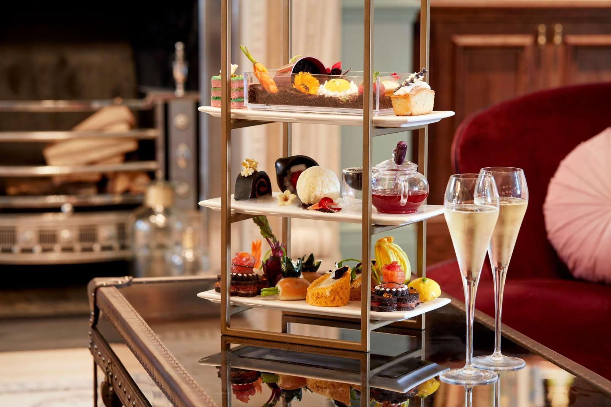 100 Queen'S Gate Hotel London, Curio Collection By Hilton Faciliteiten foto Afternoon tea at the Mandarin Oriental, London