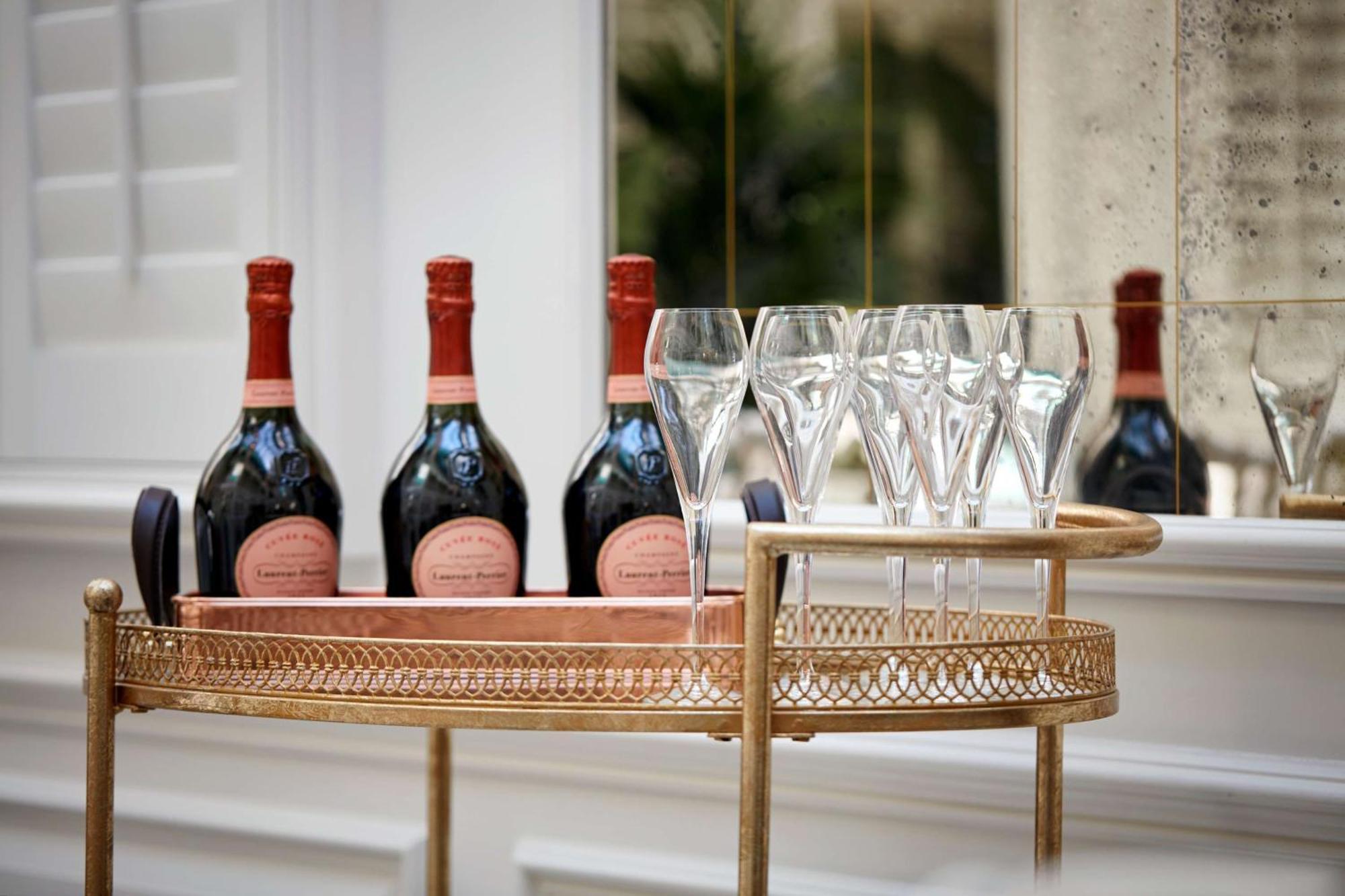 100 Queen'S Gate Hotel London, Curio Collection By Hilton Faciliteiten foto Champagne bottles on a bar cart