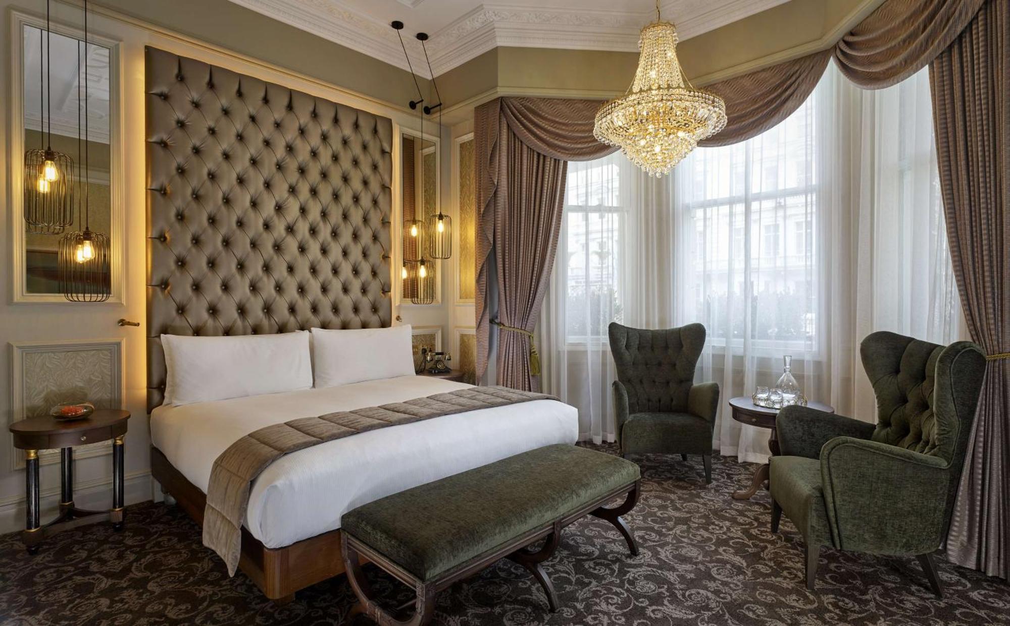 100 Queen'S Gate Hotel London, Curio Collection By Hilton Buitenkant foto A bedroom at the hotel