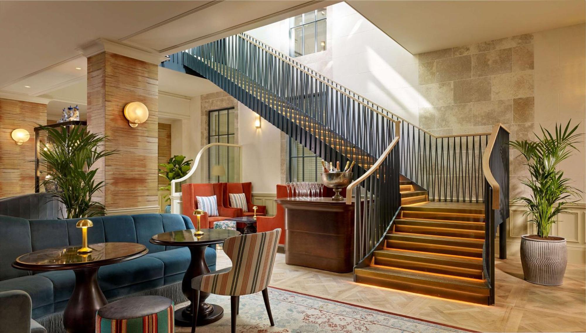 100 Queen'S Gate Hotel London, Curio Collection By Hilton Buitenkant foto The staircase at the hotel