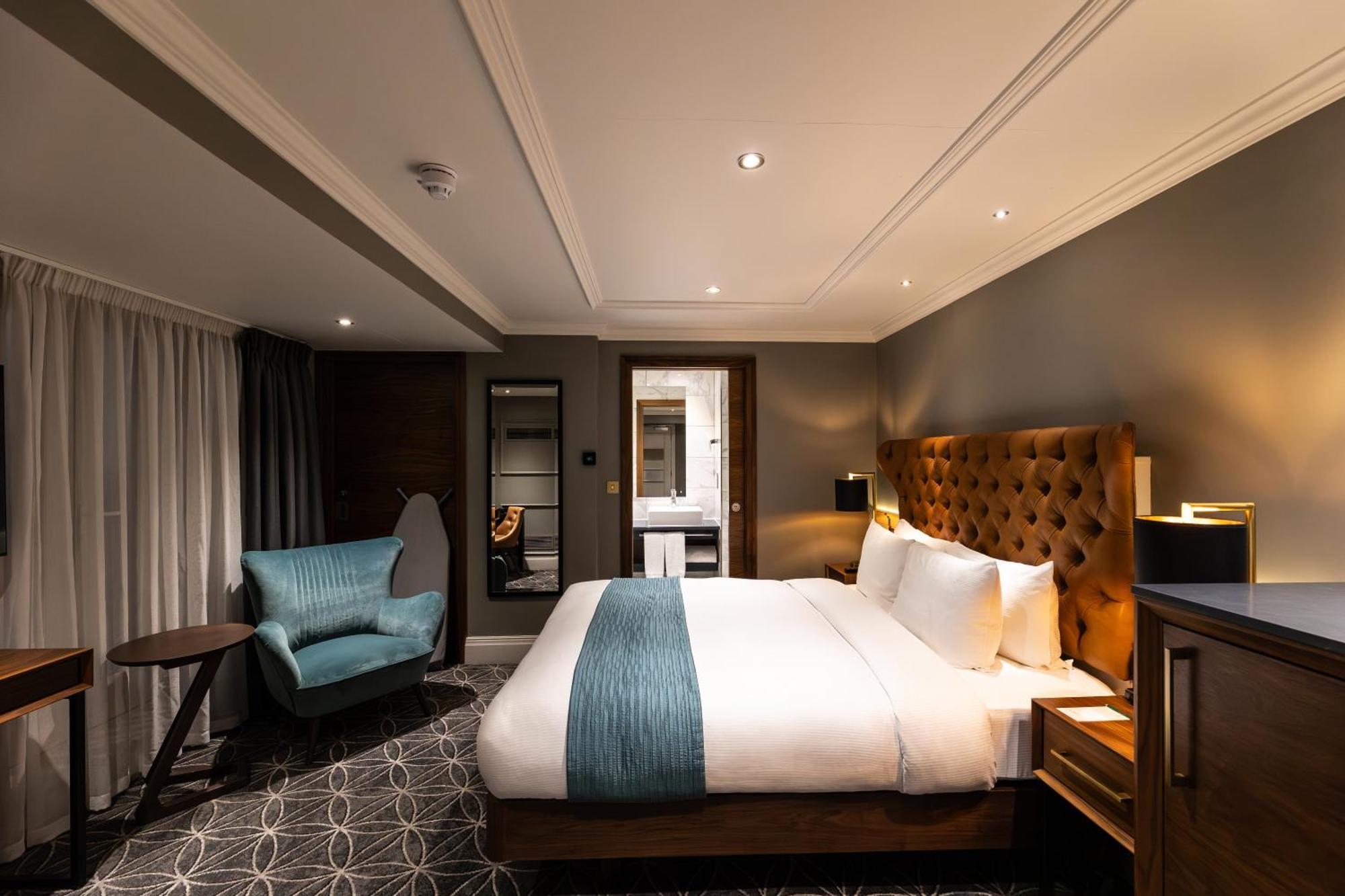 100 Queen'S Gate Hotel London, Curio Collection By Hilton Buitenkant foto A bedroom on board