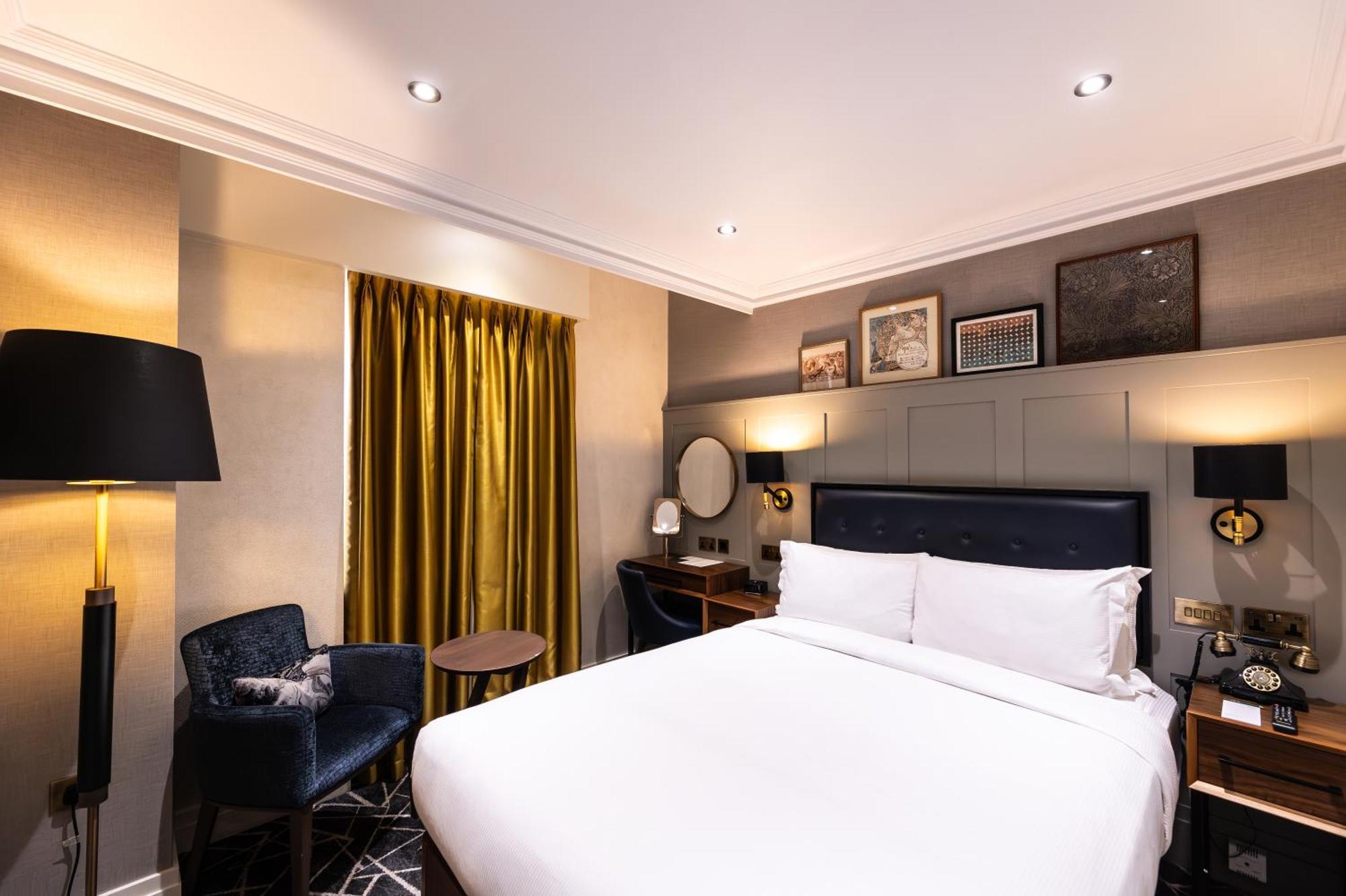 100 Queen'S Gate Hotel London, Curio Collection By Hilton Buitenkant foto A bedroom at the hotel