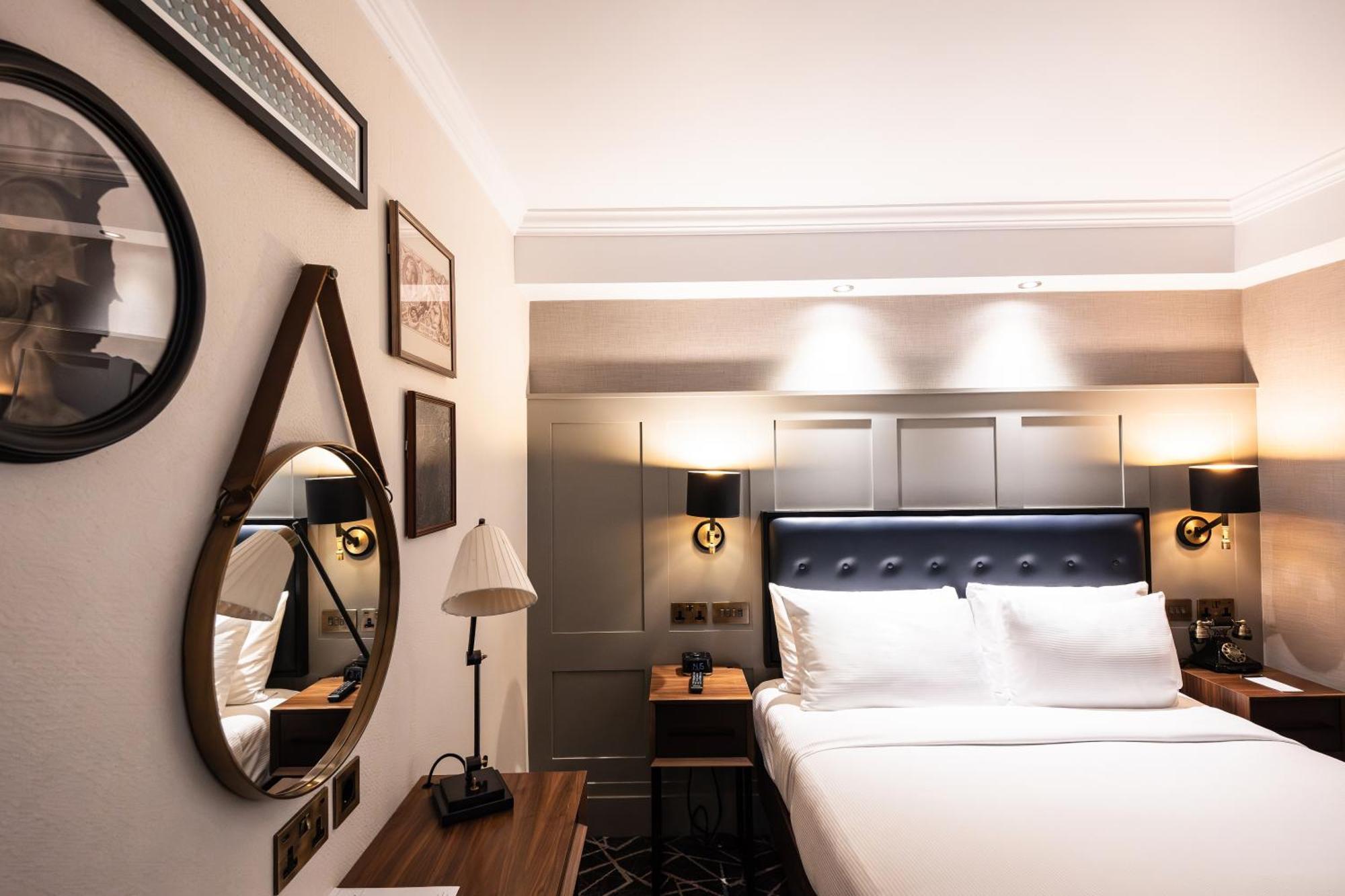 100 Queen'S Gate Hotel London, Curio Collection By Hilton Buitenkant foto A bedroom at the hotel