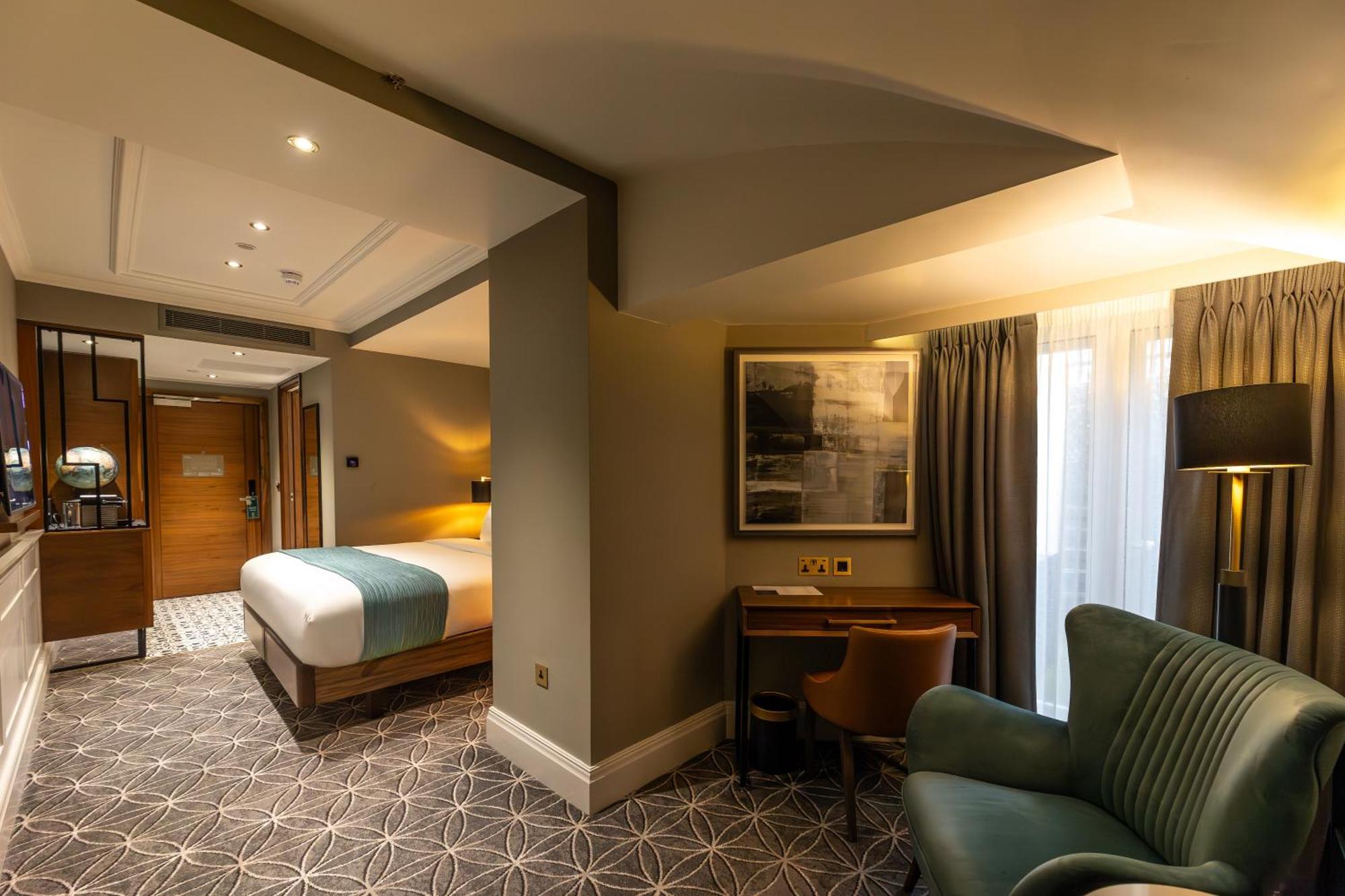 100 Queen'S Gate Hotel London, Curio Collection By Hilton Buitenkant foto A suite at the hotel