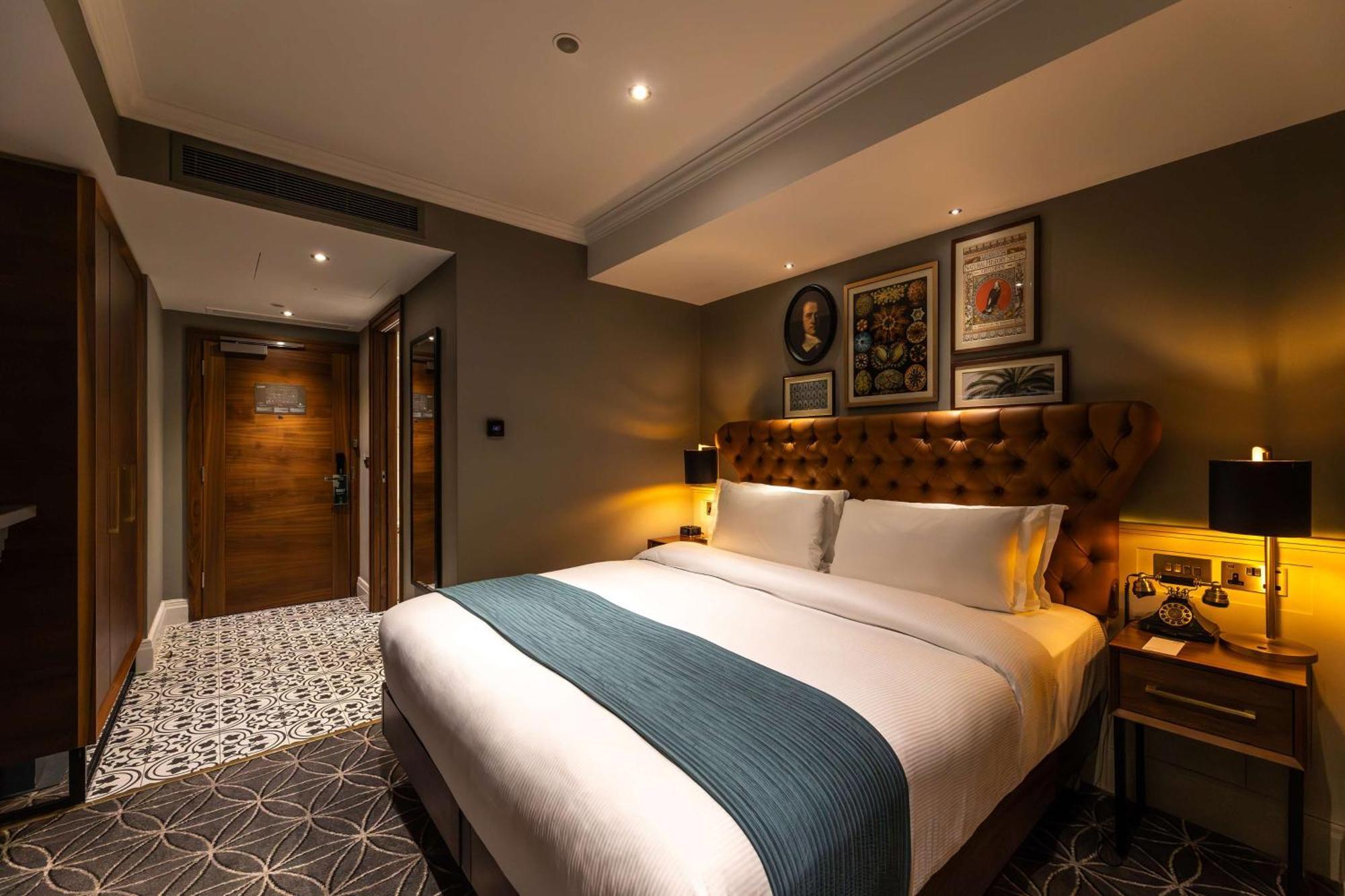 100 Queen'S Gate Hotel London, Curio Collection By Hilton Buitenkant foto A bedroom at the hotel