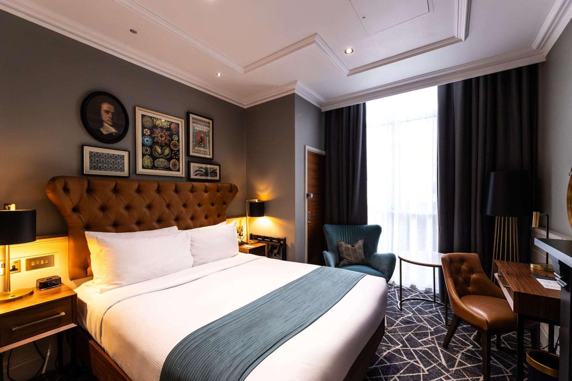 100 Queen'S Gate Hotel London, Curio Collection By Hilton Buitenkant foto A bedroom at the hotel