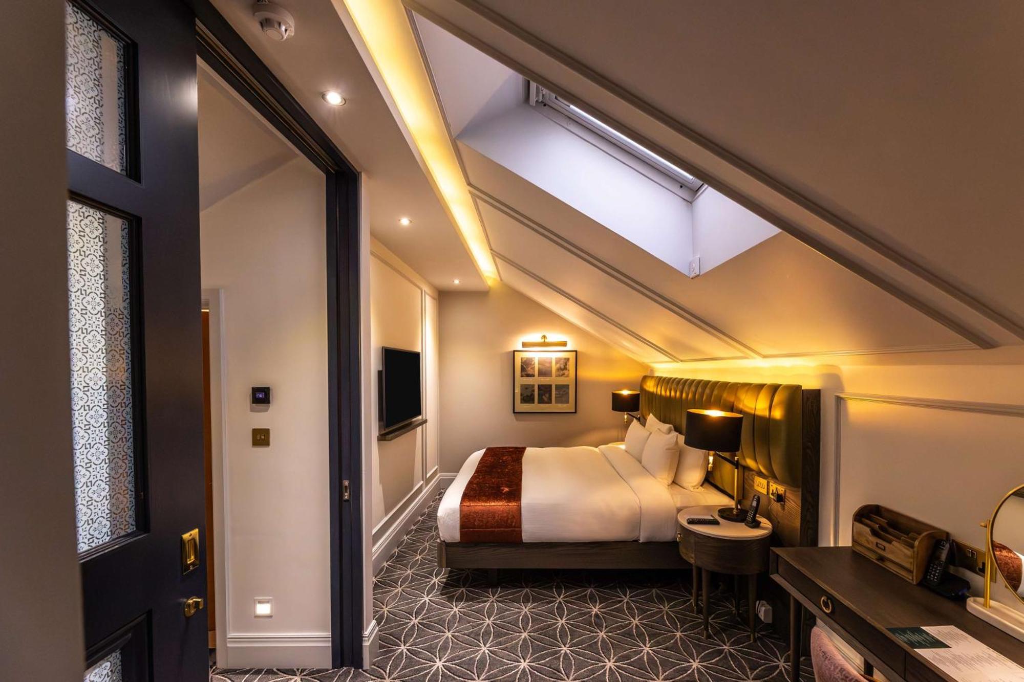 100 Queen'S Gate Hotel London, Curio Collection By Hilton Buitenkant foto A room at the hotel