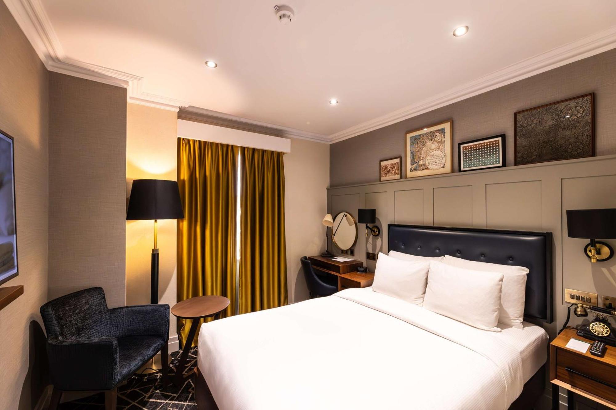 100 Queen'S Gate Hotel London, Curio Collection By Hilton Buitenkant foto A room at the hotel