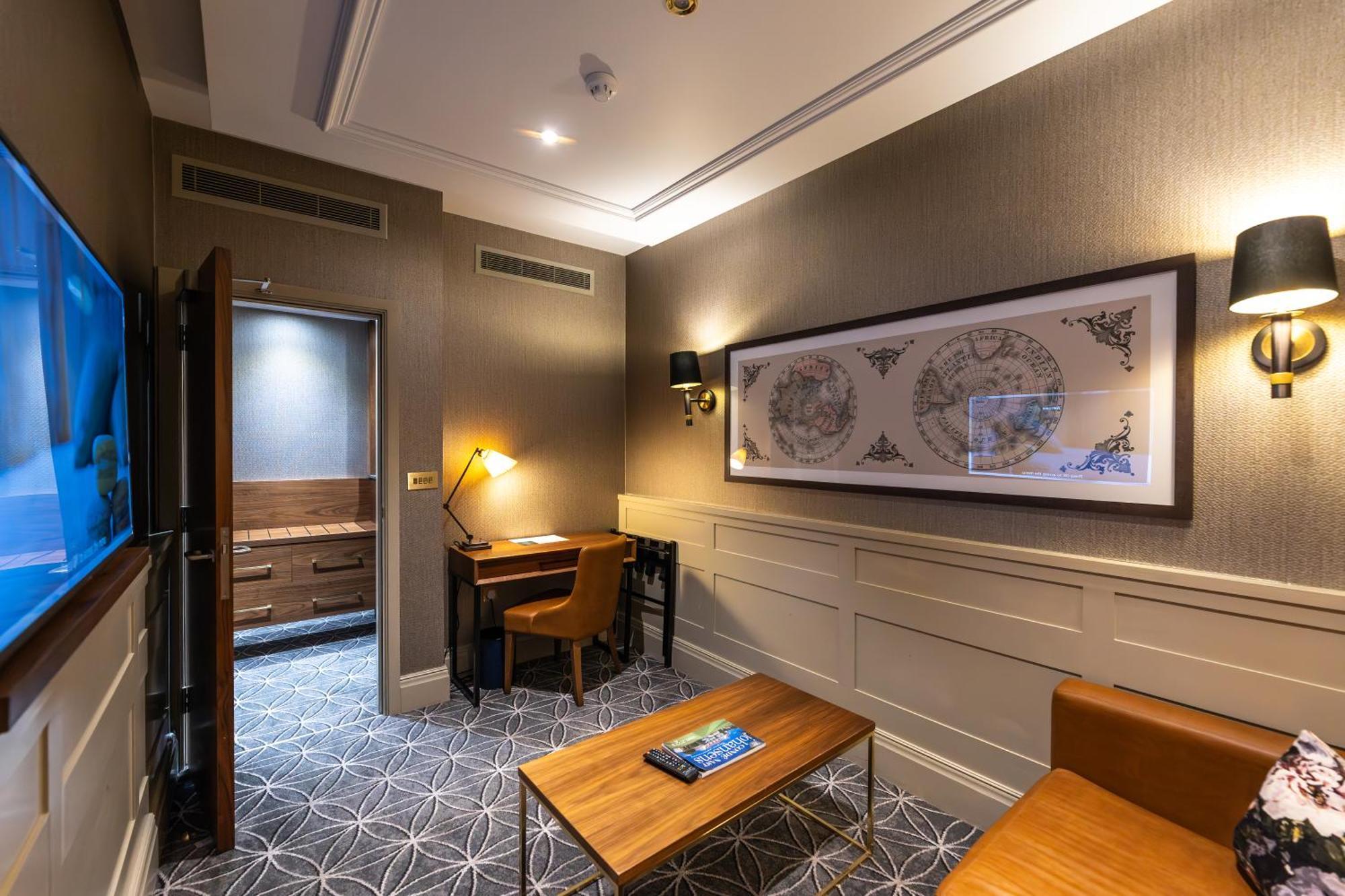 100 Queen'S Gate Hotel London, Curio Collection By Hilton Buitenkant foto A suite at the hotel